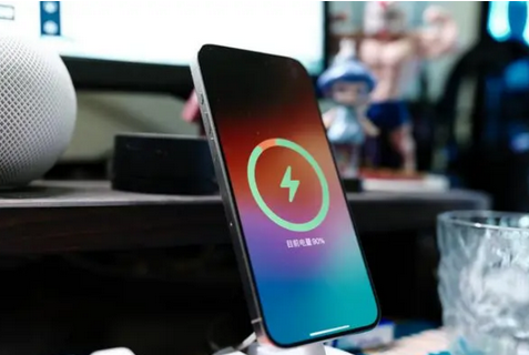 漾濞苹果15换屏服务分享用什么充电器给iPhone15充电更好 